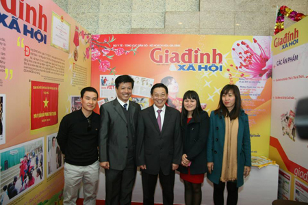 Chủ tịch UBND TP H&agrave; Nội thăm gian trưng b&agrave;y của b&aacute;o Gia đ&igrave;nh & X&atilde; hội tại Hội b&aacute;o Xu&acirc;n 2