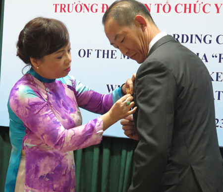 Bộ trưởng Bộ Y tế trao kỷ niệm chương cho đại diện WHO 1