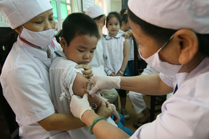 C&acirc;n nhắc giữa lợi &iacute;ch v&agrave; những điều kh&ocirc;ng mong muốn của vaccine 2