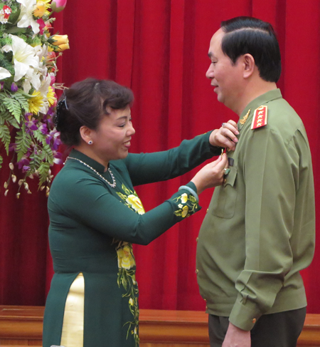 Bộ trưởng Bộ Y tế trao Kỷ niệm chương cho Bộ C&ocirc;ng An 1