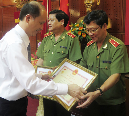 Bộ Y tế tặng bằng khen v&agrave; kỷ niệm chương cho C&ocirc;ng an H&agrave; Nội 1