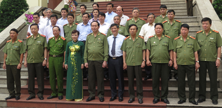 Bộ trưởng Bộ Y tế trao Kỷ niệm chương cho Bộ C&ocirc;ng An 2