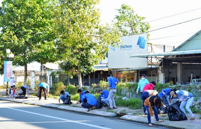Các đoàn viên, thanh niên, tình nguyện viên dọn dẹp vệ sinh môi trường để chuẩn bị cho vòng Chung khảo phía Nam Hoa hậu Việt nam 2014