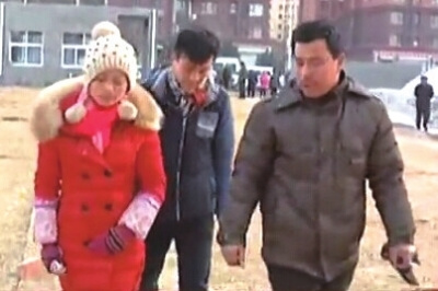 Hai người đàn ông Trung Quốc tới đồn cảnh sát trình báo vì mất vợ. Ảnh: ECNS