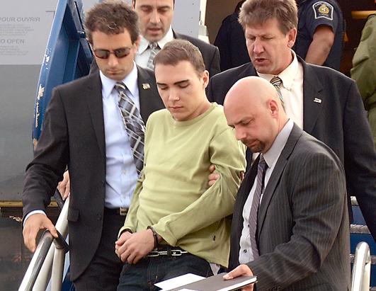 Luka Magnotta bị cảnh sát áp giải năm 2012. Ảnh: AP