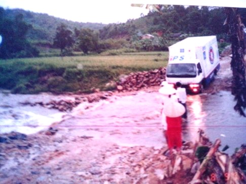Hàng chục ngàn chuyến xe nha lưu động băng rừng lội suối bảo vệ nụ cười Việt suốt 15 năm qua.