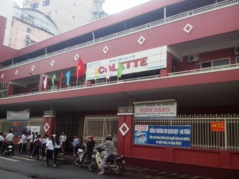 Kh&ocirc;ng &iacute;t phụ huynh học sinh trường Colette vẫn đang g&oacute;p kinh ph&iacute; thực hiện c&ocirc;ng tr&igrave;nh "chiếu-lạnh" thực hiện hồi năm 2013 với tổng kinh ph&iacute; 1,6 tỷ đồng.