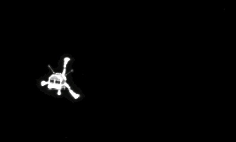 Hành trình tới sao chổi, chụp bởi tàu vũ trụ Rosetta. Trong lần hạ cánh đầu tiên, Philae không đáp xuống đúng vị trí các nhà khoa học đã dự kiến và không bật được mỏ neo khiến nó bị nảy lên cao gần 1 km so với bề mặt tiếp xúc. Ảnh: AP
