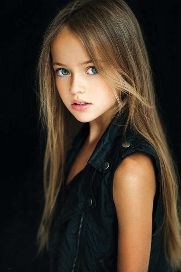 Chín tuổi, Kristina Pimenova được ví như “Bé gái xinh đẹp nhất thế giới”. Ảnh: East2West