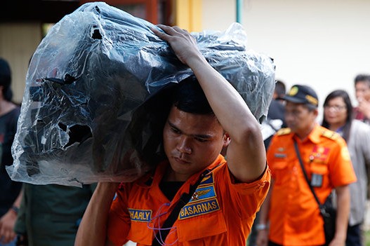 Các túi đựng xác được đội cứu hộ chuẩn bị, đưa đến khu vực tìm kiếm QZ8501