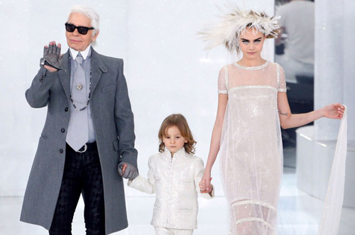 Hudson Kroenig nắm tay cha nuôi Karl Lagerfeld và người mẫu Cara Delevingne để kết show Haute Couture tại Tuần thời trang Paris vào tháng 1 năm nay. Ảnh: Nypost.