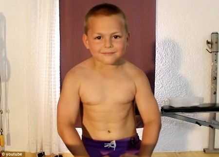 Mặc dù mới 9 tuổi nhưng Giuliano Stroe sở hữu cơ bắp cuồn cuộn nhưng người trưởng thành