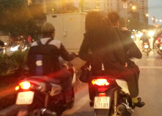 Chiếc xe SH không gương kẹp ba người mặc cảnh phục không đội mũ tại đường Lê Văn Lương kéo dài chiều 2/12. . Ảnh: Dư Thành/otofun.