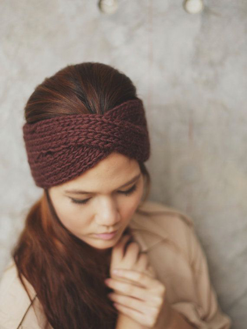 Len là chất liệu được sử dụng để dệt và móc nên những mẫu khăn turban cho mùa đông.