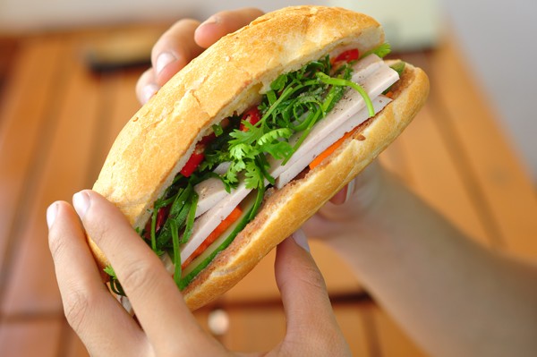 Thưởng thức bánh mì và bún bò đúng điệu Sài Gòn giữa Hà Nội