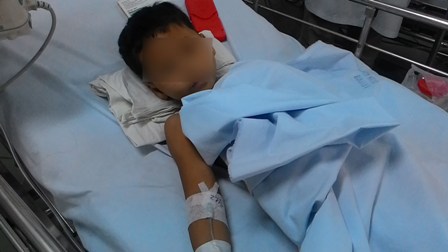Bé Quốc đang được điều trị tích cực tại bệnh viện Nhi Đồng 1