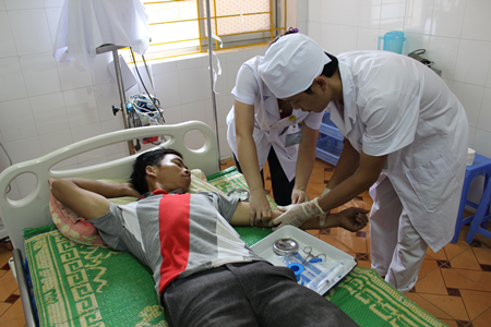 Anh Lò Văn Năm đang được điều trị tại Trung tâm Y tế huyện Tam Đường.
