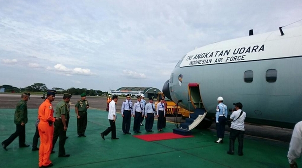 Tổng thống Indonesia Joko Widodo lên chuyên cơ tới khu vực tìm thấy mảnh vỡ. Ảnh: Channel News Asia.