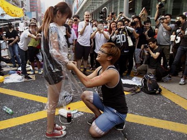 Chàng trai bất ngờ quỳ xuống cầu hôn bạn gái. Nguồn: Reuters