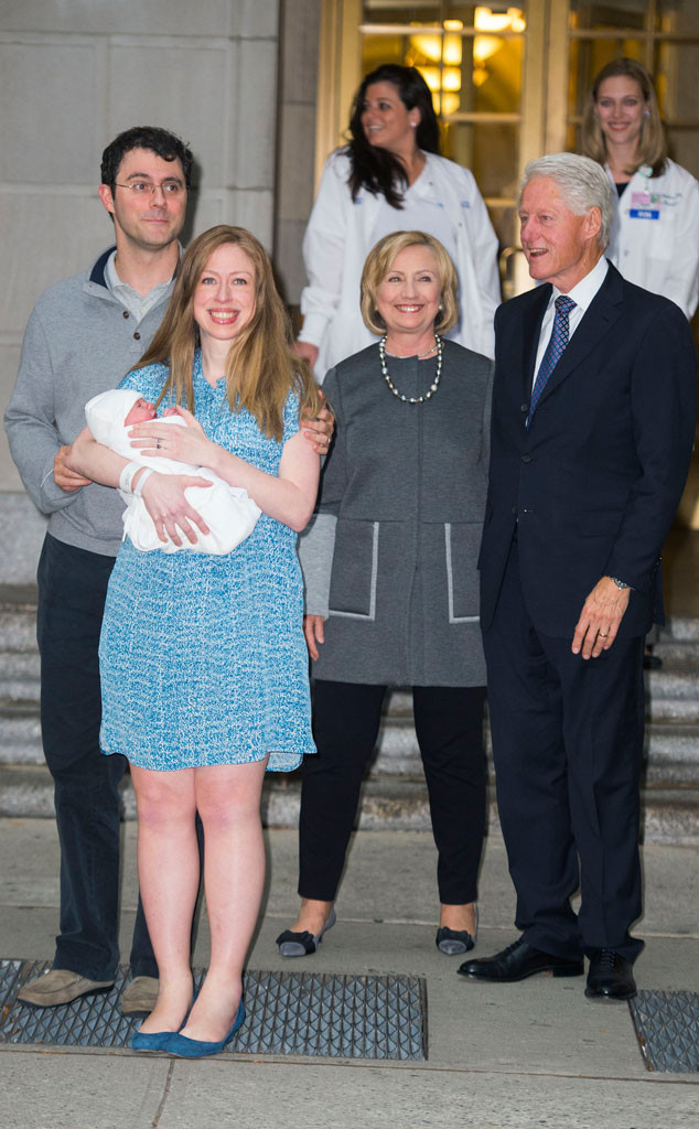 Gia đình Clinton đón bé Charlotte về từ bệnh viện. Ảnh: E-Online