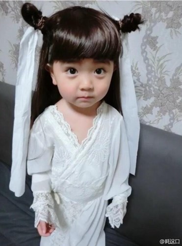 &quot;Cô bé dễ thương quá, kiểu tóc củ ấu này hợp với cô bé hơn Trần Nghiên Hy rất nhiều&quot;, một cư dân mạng nhận xét.