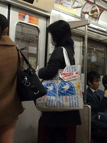 Một cửa hàng chuyên bán túi xách làm từ bao bì đựng thức ăn chăn nuôi của Việt Nam tại Nhật Bản