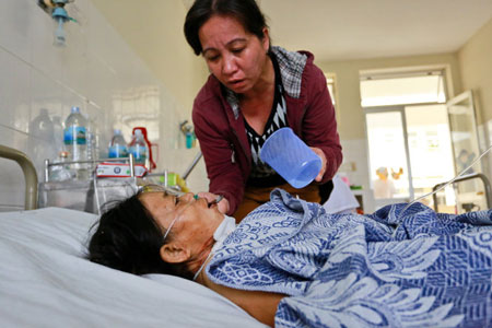 Bà Trương Thị Cảnh, nạn nhân bị heo rừng tấn công chiều 15/11 được người thân chăm sóc - Ảnh: Tiến Thành