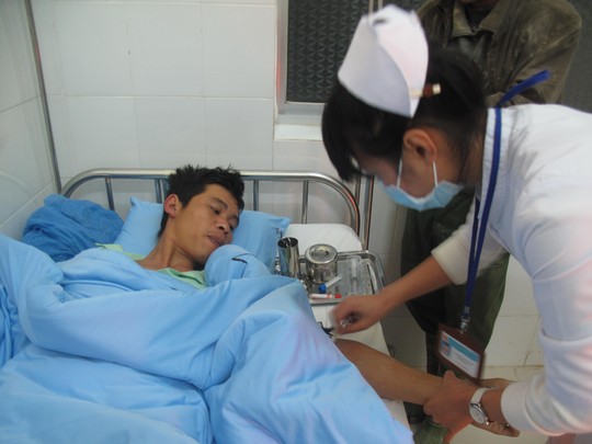 Anh Hoàng Văn Sơn là người tỉnh táo nhất trong số các nạn nhân. Anh đang được chăm sóc tại BV Đa khoa tỉnh Lâm Đồng Ảnh: HỒNG ÁNH