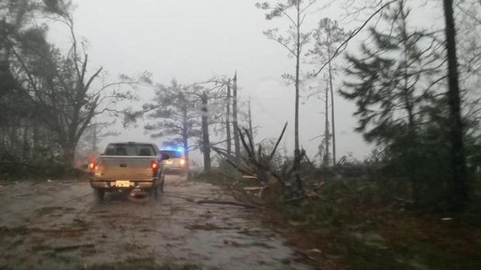 Cơn bão quật đổ cây cối, nhà cửa, làm ít nhất 4 người thiệt mạng. Ảnh: CBS News
