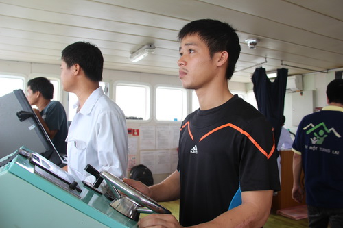Thủy thủ Phạm Văn Công (bìa phải) sau 3h trốn sự truy tìm của băng cướp đã ra ngoài sau khi nghe anh em báo tin toàn bộ tàu đã bị khống chế. Ảnh: Hoàng Trường