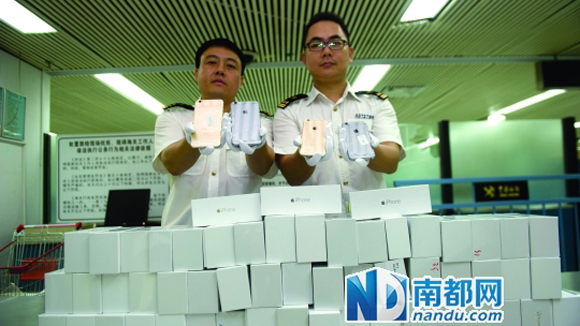 Nhân viên hải quan ở cảng La Hồ, Thâm Quyến, Trung Quốc thu giữ số iPhone6 lậu