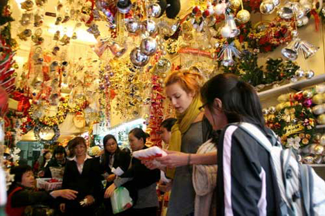 Rất nhiều người nước ngoài đón giáng sinh tại Việt Nam và thực sự thích không khí ấm cúng, yên bình nhưng không kém phần sôi động.