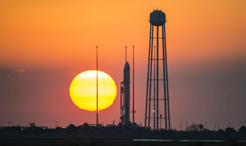 Tên lửa Antares nằm trên bệ phóng Pad-0A ở căn cứ của Cơ quan Hàng không Vũ trụ Mỹ (NASA) tại Wallops, bang Virginia, hôm 26/10. Ảnh: Reuters