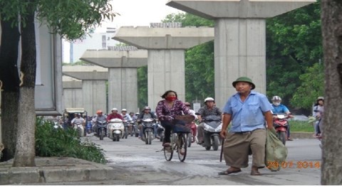 Ngày ngày, ông Hải vẫn lê thân tàn bên dòng người xe tấp nập để nhặt ve chai kiếm tiền nuôi con.