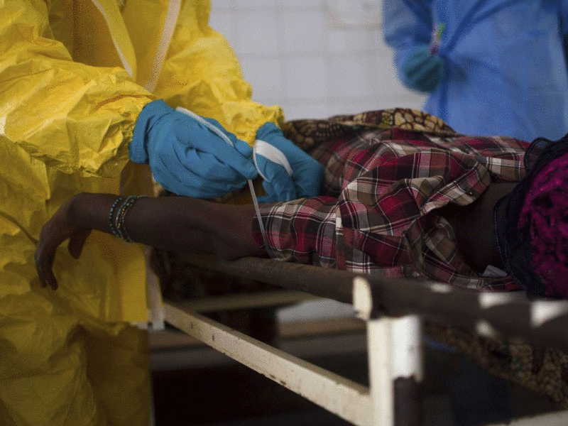 
Lấy mẫu máu bệnh nhân nghi bị Ebola tại bệnh viện ở Kenema, Sierra Leone. Ảnh: Reuters

