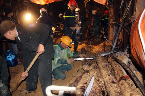 Nhóm cứu hộ đang cắt gỗ thông kè đường hầm trong lúc đào ngách. Ảnh: Phước Tuấn