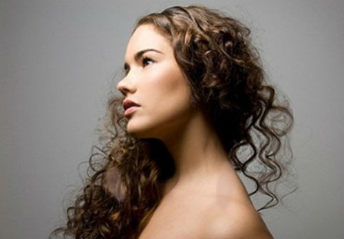 1. Tránh gội đầu nhiều: Để giữ nếp tóc xoăn không bị duỗi ra quá sớm, không nên gội đầu quá thường xuyên vì có thể khiến thất thoát lượng dầu trong tóc. Dầu tự nhiên có trong tóc giúp giữ cho lọn tóc nguyên vẹn, giúp lọn tóc xoăn bền hơn bình thường. 