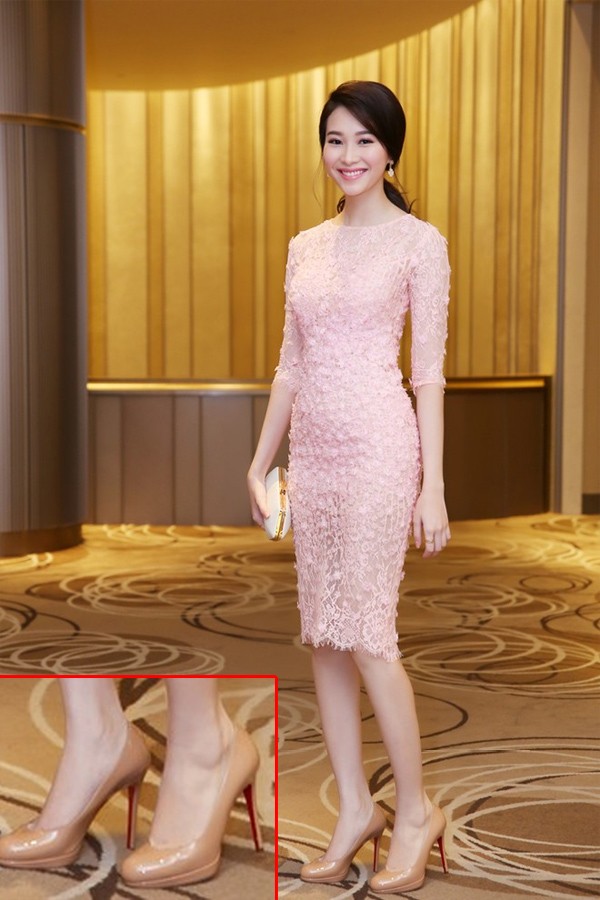 Đôi giày đế kép cao gót vừa phải gam màu nude rất ăn nhập với chiếc váy ren hồng.