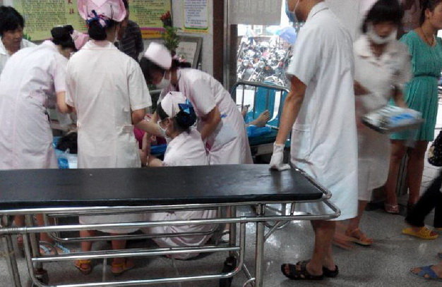 Nhân viên y tế đang cấp cứu người bị thương. Ảnh: News.cn