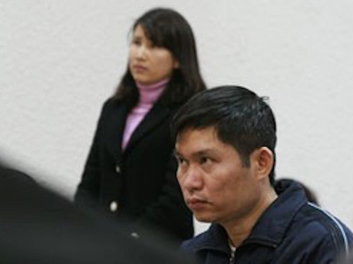 Vợ bị cáo Nguyễn Mạnh Tường (đứng) tại phiên toà