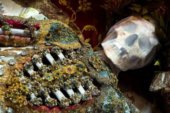 Cận cảnh những xác ướp bí ẩn cuốn đầy châu báu trong mộ cổ