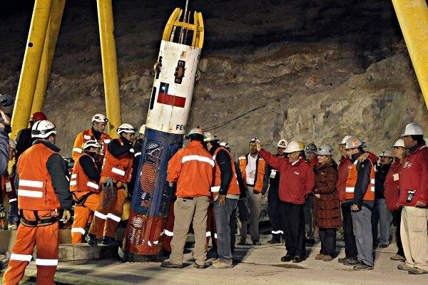 Khoang cứu hộ được đưa xuống lòng đất trong chiến dịch giải cứu ở Chile năm 2010.  Ảnh: CSMonitor