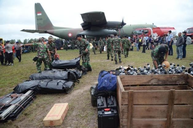 Hai thi thể nạn nhân QZ8501 được đưa về đất liền