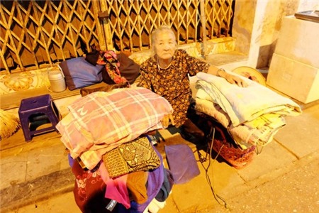 Bà lão gần 40 năm ăn, ngủ vỉa hè Hà Nội và mơ ước chết có người chôn 10