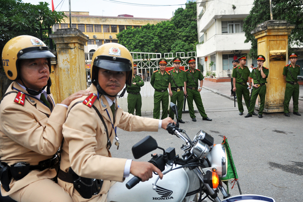 Lực lượng anh ninh bảo vệ phiên tòa có mặt từ rất sớm. Gần 7h, xe dẫn giải các bị cáo tới tòa. Cảnh sát giao thông cũng được huy động hỗ trợ phiên tòa.