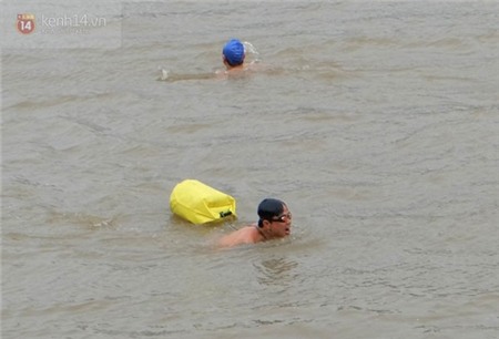 Người Hà Nội vẫn tắm ở bãi giữa sông Hồng trong ngày giá rét 10