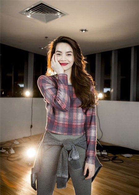 Sao Việt dạo phố cực chất với mốt &aacute;o buộc eo - 10