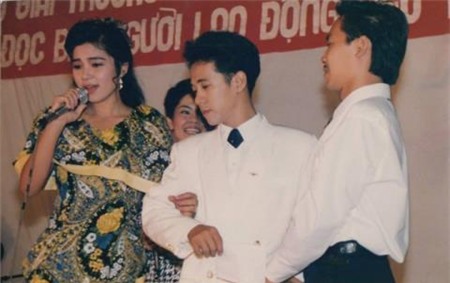 Việt Trinh và Thành Lộc trong lễ trao giải Bình chọn văn nghệ sĩ được yêu thích nhất năm 1993. 
