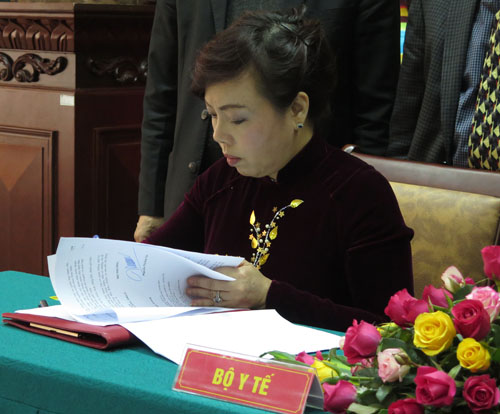 Bộ trưởng Bộ Y tế Nguyễn Thị Kim Tiến tham gia lễ ký kết