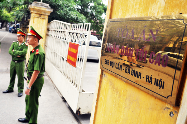 Trong phiên xử sơ thẩm giữa tháng 4, Tòa tuyên án ông Kiên với hình phạt 30 năm tù với các tội Kinh doanh trái phép, Trốn thuế, Lừa đảo chiếm đoạt tài sản và Cố ý làm trái quy định của Nhà nước về quản lý kinh tế gây hậu quả nghiêm trọng. Sau đó, ông Kiên đã kháng cáo toàn bộ bản bán này. 5 bị cáo còn lại chống án kêu oan hoặc đề nghị xem xét lại việc bị kết tội Cố ý làm trái.